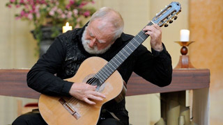 Hotel Jef ve spolupráci s obcí pořádali benefiční koncert kytarového virtuose profesora Štěpána Raka